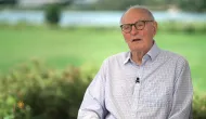 Alan Alda, 90, revela que ataca esposa com travesseiros durante sonhos por Parkinson