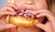 Comer muitos doces deixa crian�a com miopia: entenda o perigo