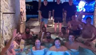 Pol�cia Federal investiga quem vazou foto �ntima de senador em piscina com colegas