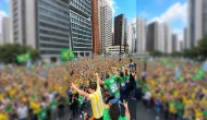 Fl�vio Bolsonaro faz festa com funk e ax� na Avenida Paulista em ato de campanha