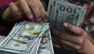 D�lar cai abaixo de R$ 5 e bolsa fecha em alta antes do 2� turno