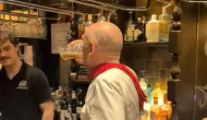 John Healey bebe cerveja de uma vez em celebra��o ap�s apresentar seu primeiro Or�amento