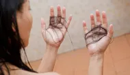 Por que meu cabelo cai mais com a troca de esta��o? Dermatologista responde