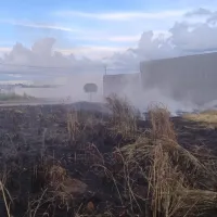 Corpo de bombeiros controla incêndio em lote residencial de Primavera do Leste