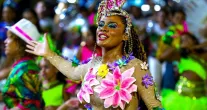 Blocos e escolas de samba agitam foli�es no desfile de Carnaval em Cuiab�