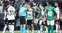 Corinthians e Palmeiras empatam com confus�o dentro e fora do gramado