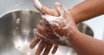 Simples gesto de lavar as m�os pode evitar em 40% o risco de infec��es
