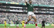 M�xico vence �frica do Sul no Est�dio Azteca em abertura marcada por cart�es vermelhos
