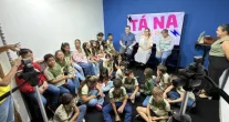 Alunos de escola em Mato Grosso visitam TV e viram rep�rteres por um dia