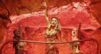 Coachella: Karol G canta em portugu�s, recebe J Balvin e anuncia nova turn�