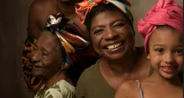M�e, filha, av� e bisav�: quatro gera��es posam juntas em ensaio emocionante de Dia das M�es