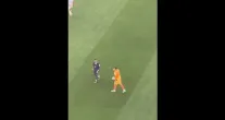 Goleiro do Paraguai se irrita com Mbapp� e joga bola em suas costas