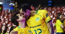 Jogador de v�lei se casa em cerim�nia feita por drag queen