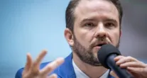 Ministro quer tratar apostas online como cigarro para proteger a popula��o