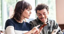 Bumble muda regra e permite que homens enviem a primeira mensagem