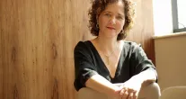 Carla Madeira lan�a livro 'Quando' e fala sobre luto e literatura