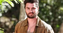 Ator de Netflix diz que quase morreu com f�gado e rins falhando ap�s sucesso de s�rie