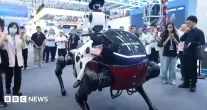 Rob� montado em cavalo mec�nico rouba a cena em evento de rob�tica na China