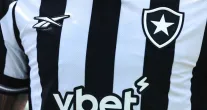 Zagueiro do Botafogo faz gesto antifracista e aciona protocolo; caso n�o vai � s�mula