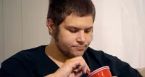 Homem que emagreceu 270 kg em reality agora sofre com 'bola' de 45 kg pendurada entre as pernas