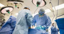 Homem usa cola super forte na uretra para parar vazamento de urina e vira caso de cirurgia rara