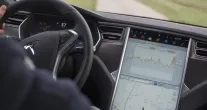 Ex-marido espiona ex-mulher e controla Tesla para assustar � dist�ncia