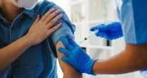 Nova vacina contra pneumonia e meningite chega ao SUS para idosos com 85 anos ou mais