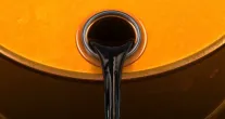 Petroleo cai quase 2% em dia de ataques entre Arabia Saudita e Houthis