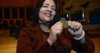 Professora de 52 anos chora de emo��o ao ver ex-aluna de 45 anos passar no vestibular