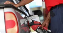 Governo zera imposto da gasolina e ajuda diesel para baratear pre�os antes do 2� turno