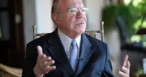 Jos� Sarney, de 96 anos, deixa o hospital ap�s cirurgia
