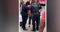 Professora de 78 anos � presa por bloquear rob� de delivery