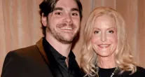 M�e de ator de 'Breaking Bad' que morreu aos 34 anos desabafa: 'Sobreviveu a tudo, menos � solid�o'