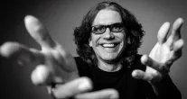 Z�u Britto lan�a livro de poemas e m�sicas em Salvador neste s�bado