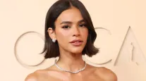 Bruna Marquezine deslumbra no Oscar com vestido prateado da Gucci