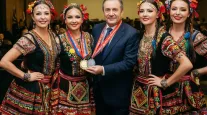 Grupo de dan�a de Mato Grosso homenageia governador com medalha de t�tulo mundial