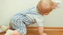 Crian�a em casa? Especialista alerta para riscos el�tricos que os pais esquecem