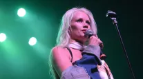 Cantora Lauren Bennett, que cantou 'Party Rock Anthem', morre aos 37 anos
