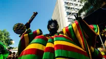 Exposi��o gratuita de bate-bolas no Centro do Rio mostra fantasias de carnaval