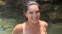 Kelly Brook curte f�rias na It�lia e exibe curvas em biqu�ni vibrante