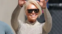 Hannah Waddingham deslumbra e exibe curvas em vestido colado