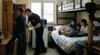Faxineiro de escola morava secretamente no pr�dio que limpava e levava filhos para dormir l�