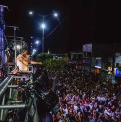 Noite de sexta re�ne mais de 100 mil pessoas na avenida do Carnaval do Aracati 2026
