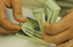 Dólar encosta em R$ 5,45 após resultados da economia americana