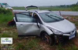 Carro capota e deixa trs adultos e duas crianas feridos no norto