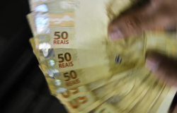 Governo prope salrio mnimo de R$ 1.502 em 2025