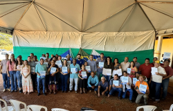 Moradores de assentamento em Canabrava do Norte recebem escrituras do Governo de MT aps 46 anos de espera