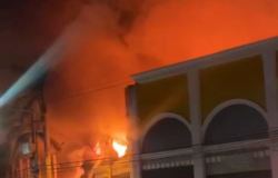 Incndio Destri Shopping Popular de Cuiab Durante a Madrugada