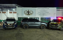 Dupla  presa em flagrante tentando atravessar a fronteira levando carro roubado em caminho guincho