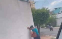 Irmo pede ajuda para idosa vista encostada em muro chorando em Cuiab